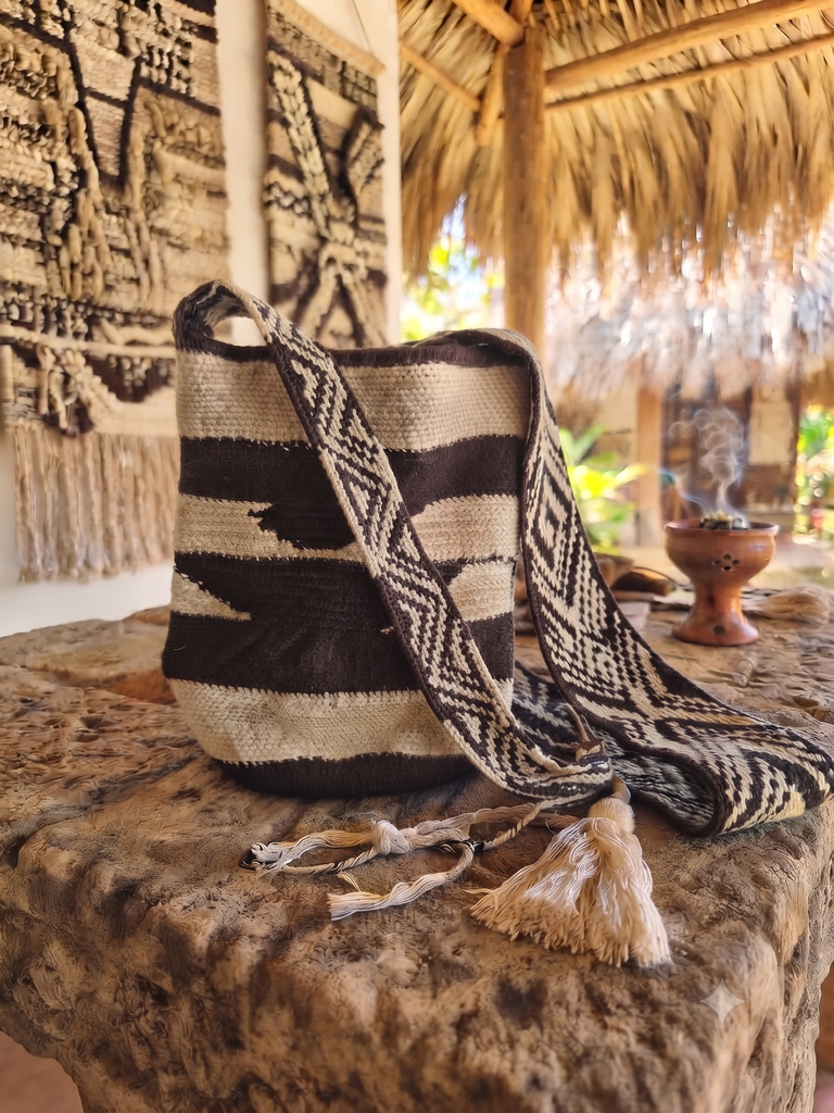 Mochila Wayuu de Alta Gama - Patrón Geométrico Neutro