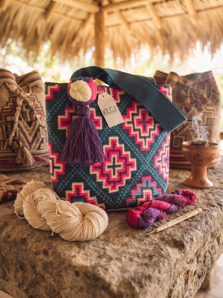 Mochilón Wayuu Statement - Base Oscura y Detalles Multicolores